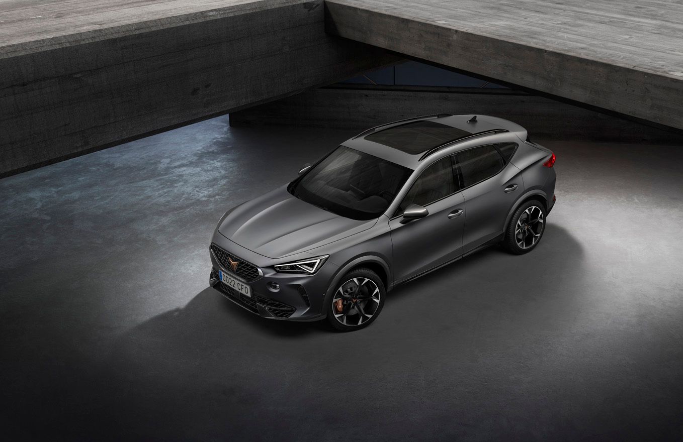 CUPRA Formentor Heckansicht. Eine Frau steht neben dem Fahrzeug.