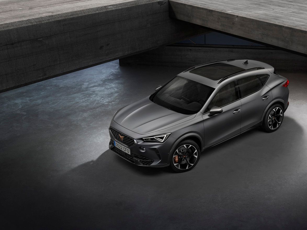 CUPRA Formentor Heckansicht. Eine Frau steht neben dem Fahrzeug.