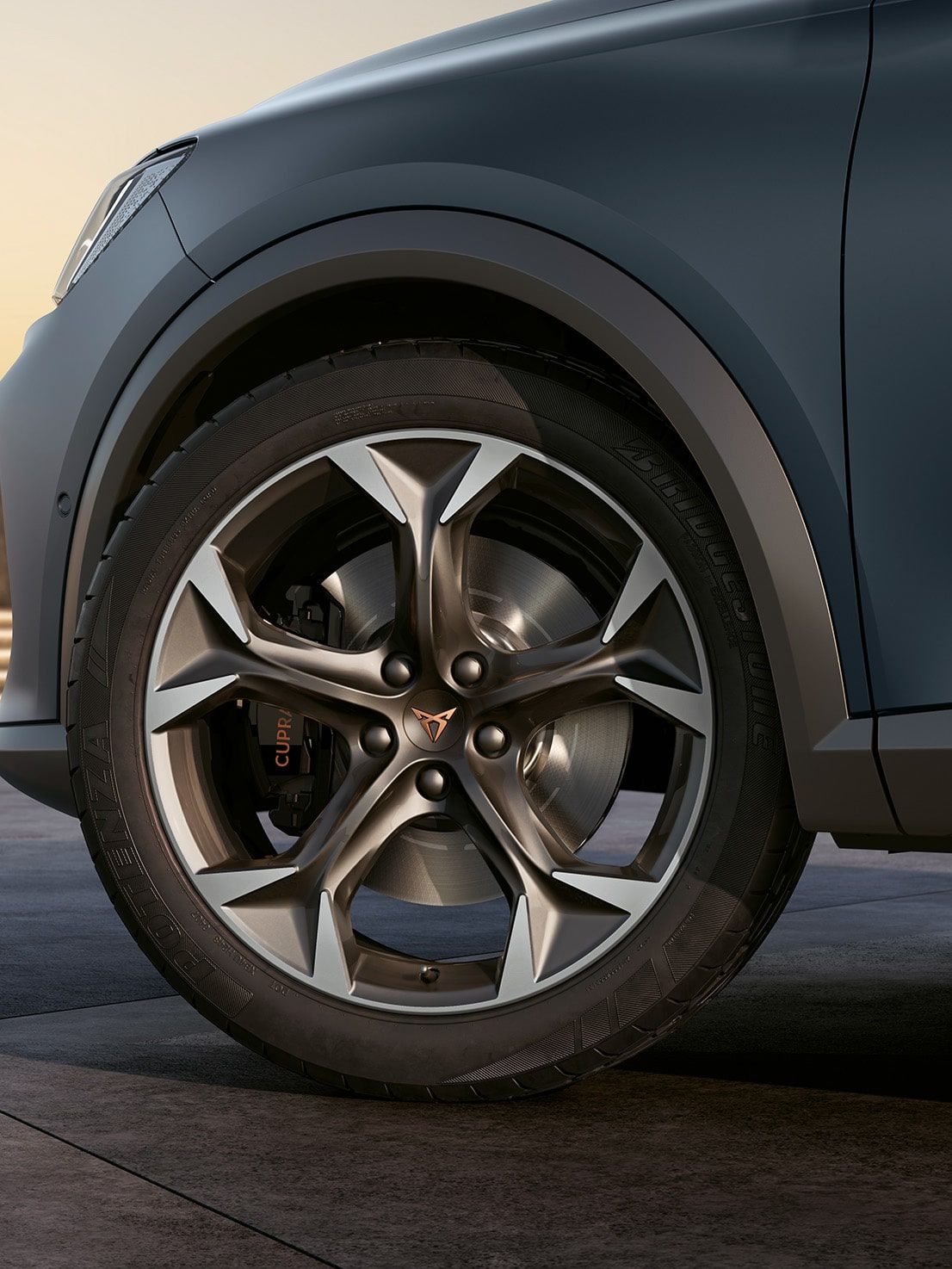 Kupferfarbene, gefräste 19″-Leichtmetallräder mit Brembo-Bremsen