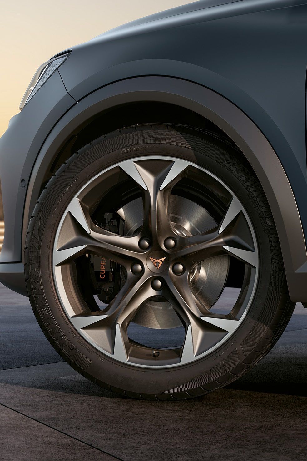 Kupferfarbene, gefräste 19″-Leichtmetallräder mit Brembo-Bremsen